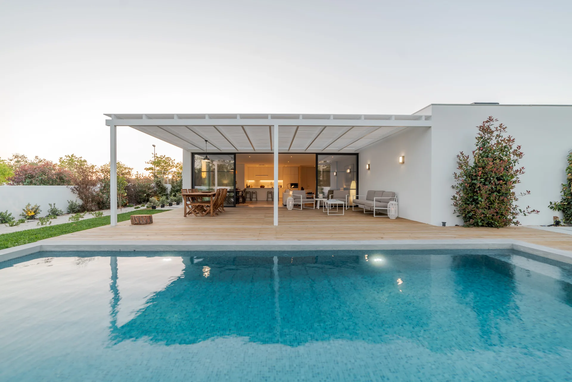 Viviendas en Ibiza: Terrazas y Jardines Espaciosos