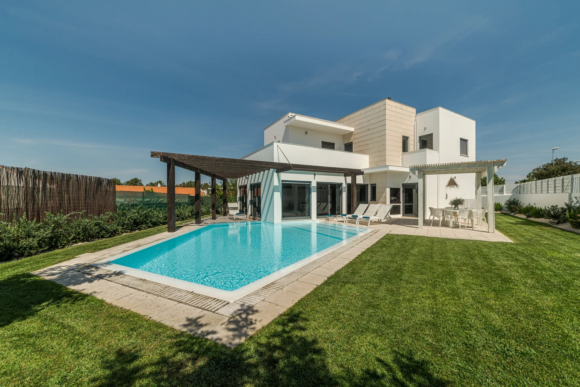 Propiedades con Piscinas Infinitas: El Lujo Definitivo en Marbella